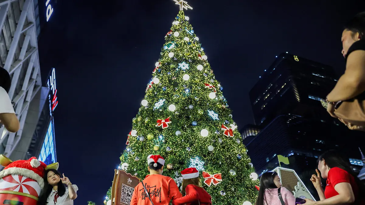 2025-12-25T153748Z_657570318_RC2NNIA2XQU9_RTRMADP_3_CHRISTMAS-SEASON-THAILAND