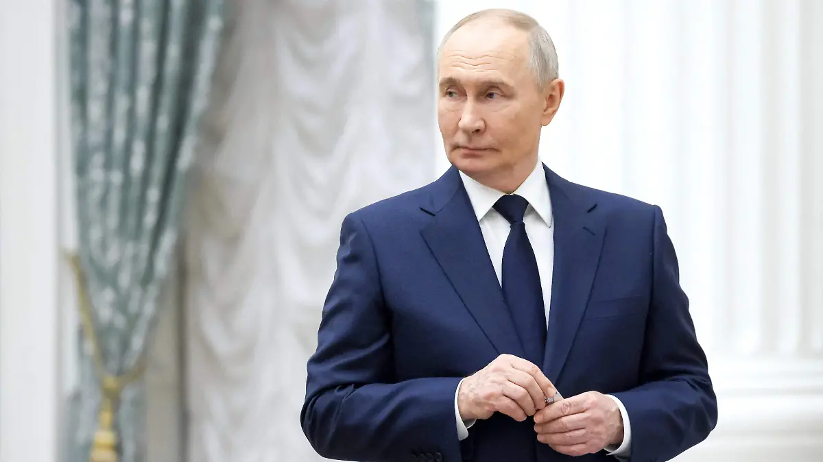 2025-12-24T172036Z_824566804_RC23NIADPH90_RTRMADP_3_RUSSIA-PUTIN-AWARDS