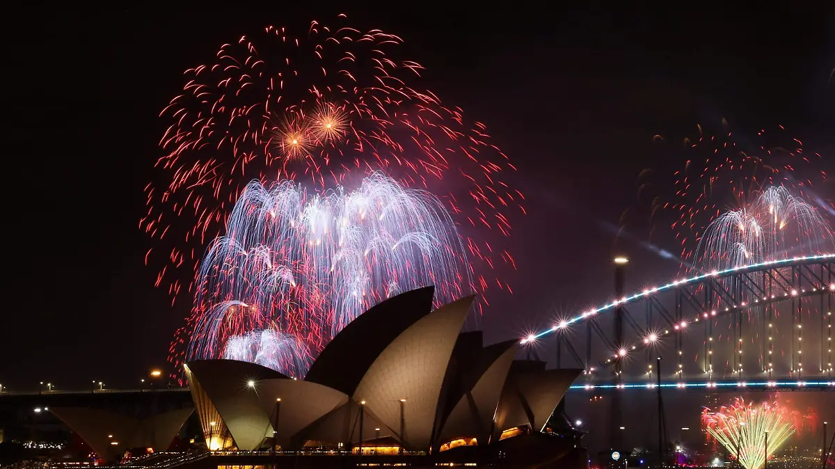 2025-12-31T135041Z_1323920183_RC2PRIAC0ZQG_RTRMADP_3_NEW-YEAR-AUSTRALIA-FIREWORKS