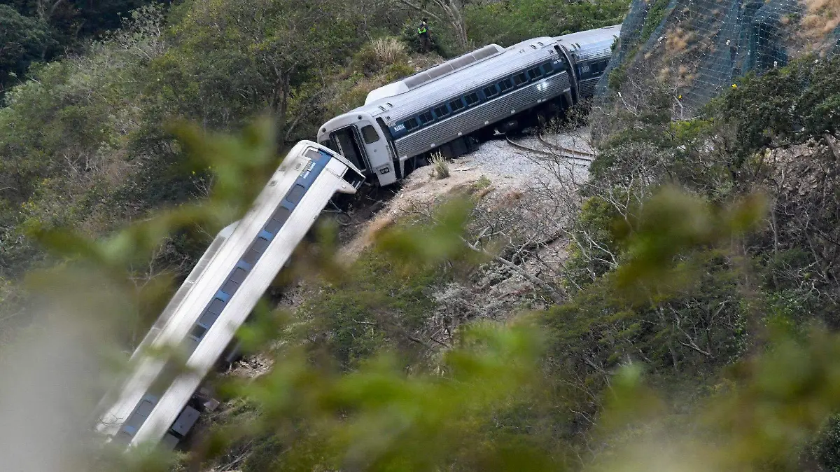 2025-12-30T203812Z_322537688_RC25RIAD2N7C_RTRMADP_3_MEXICO-TRAIN-ACCIDENT