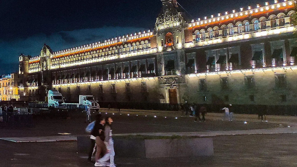 1050943_Noche fría en el zócalo CDMX_impreso