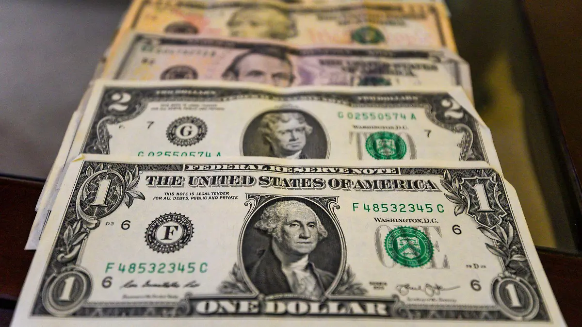 1038675_Precio del dólar baja_web