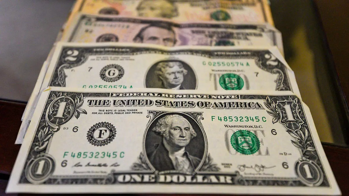 1038675_Precio del dólar baja_web