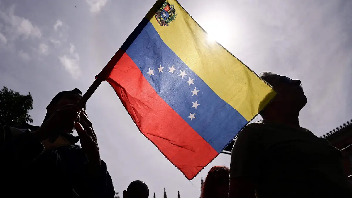 2026-01-03T174714Z_952841278_RC2RTIAQV4QW_RTRMADP_3_USA-VENEZUELA-EXPLOSIONS