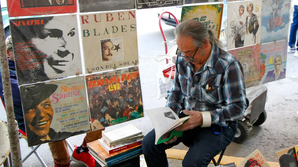 señor vende discos de vinil-10