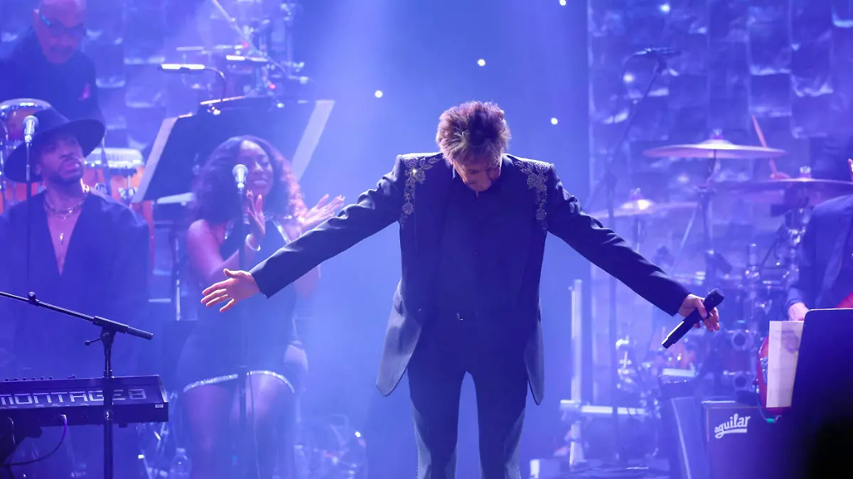 2025-12-22T175104Z_175772867_RC25MCAPKLJ0_RTRMADP_3_PEOPLE-BARRYMANILOW