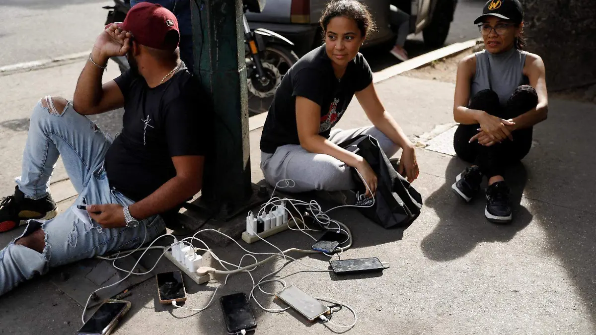 Sin luz ni internet y con filas para obtener alimentos, viven los venezolanos las primeras horas de la caída del régime