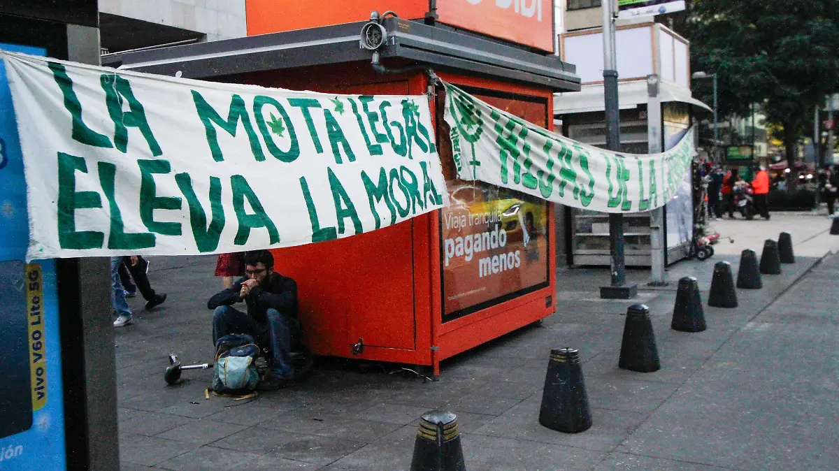 pequeño plantón 420 que se instala afuera del Museo de Memoria y Tolerancia-01
