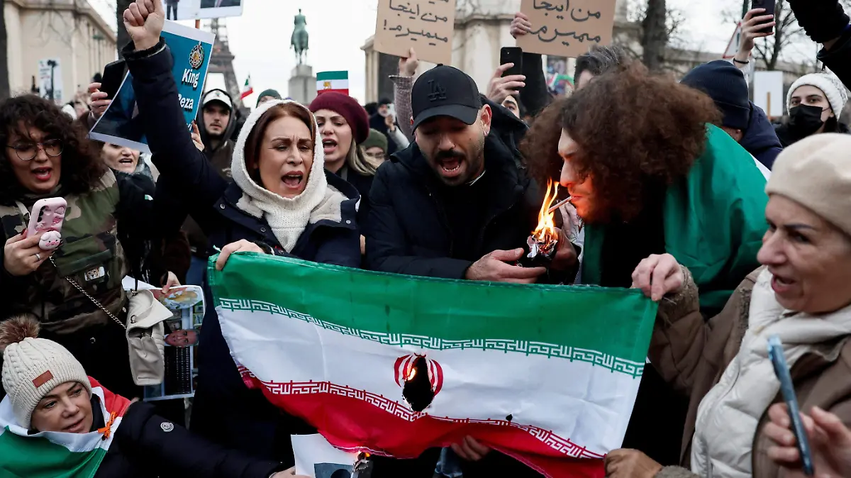 2026-01-11T182556Z_315784094_RC22ZIA34K41_RTRMADP_3_IRAN-ECONOMY-PROTESTS-FRANCE