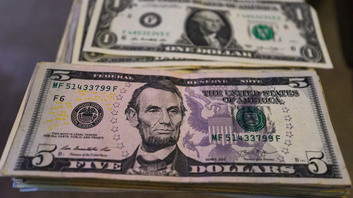 1038678_Precio del dólar baja_web