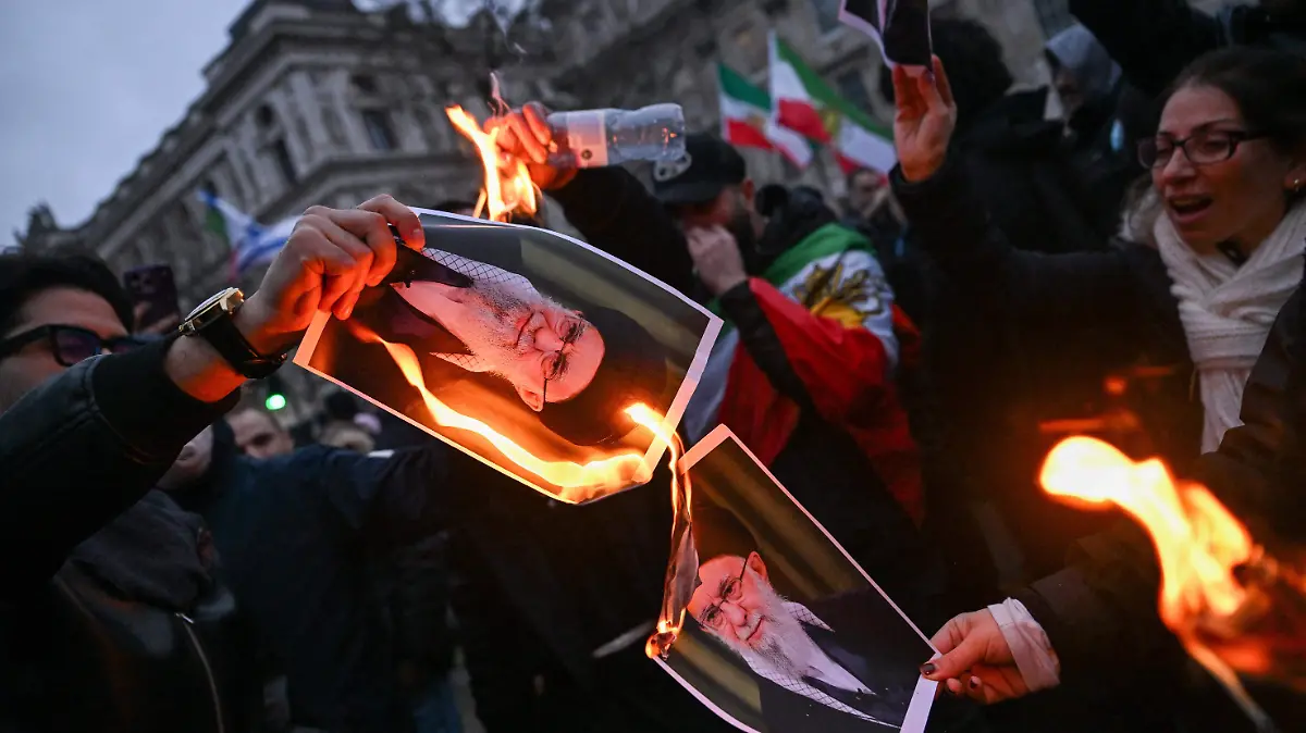 2026-01-11T162301Z_1852504901_RC23ZIAIMYQ4_RTRMADP_3_IRAN-ECONOMY-PROTESTS-BRITAIN