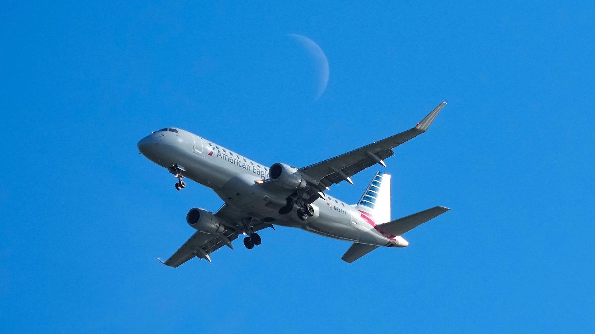 PILOTO SE LANZA DE AVIÓN; ALUMNA TOMA EL CONTROL