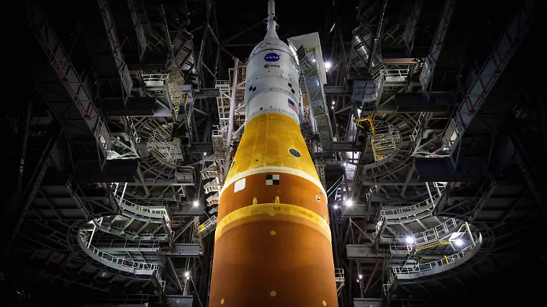 AFP__20260116__92ZP6ZN__v1__HighRes__PreparationsAndRollOutForArtemisIiCrewedMission