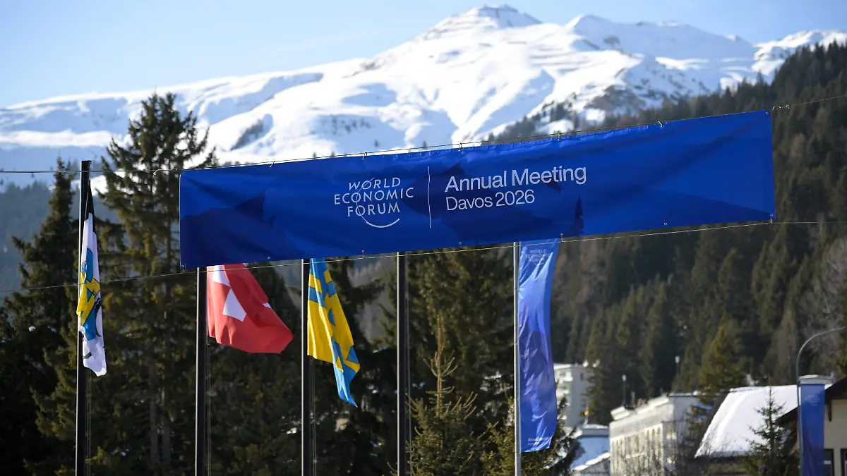 2026-01-20T154706Z_123390976_RC215JAAWNUW_RTRMADP_3_DAVOS-MEETING