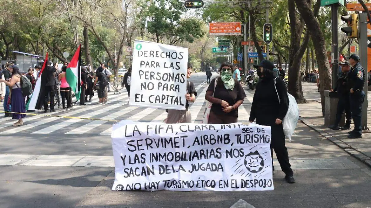 PROTESTA CONTRA EL MUNDIAL DE LA GENTRIFICACION omar flores (2)