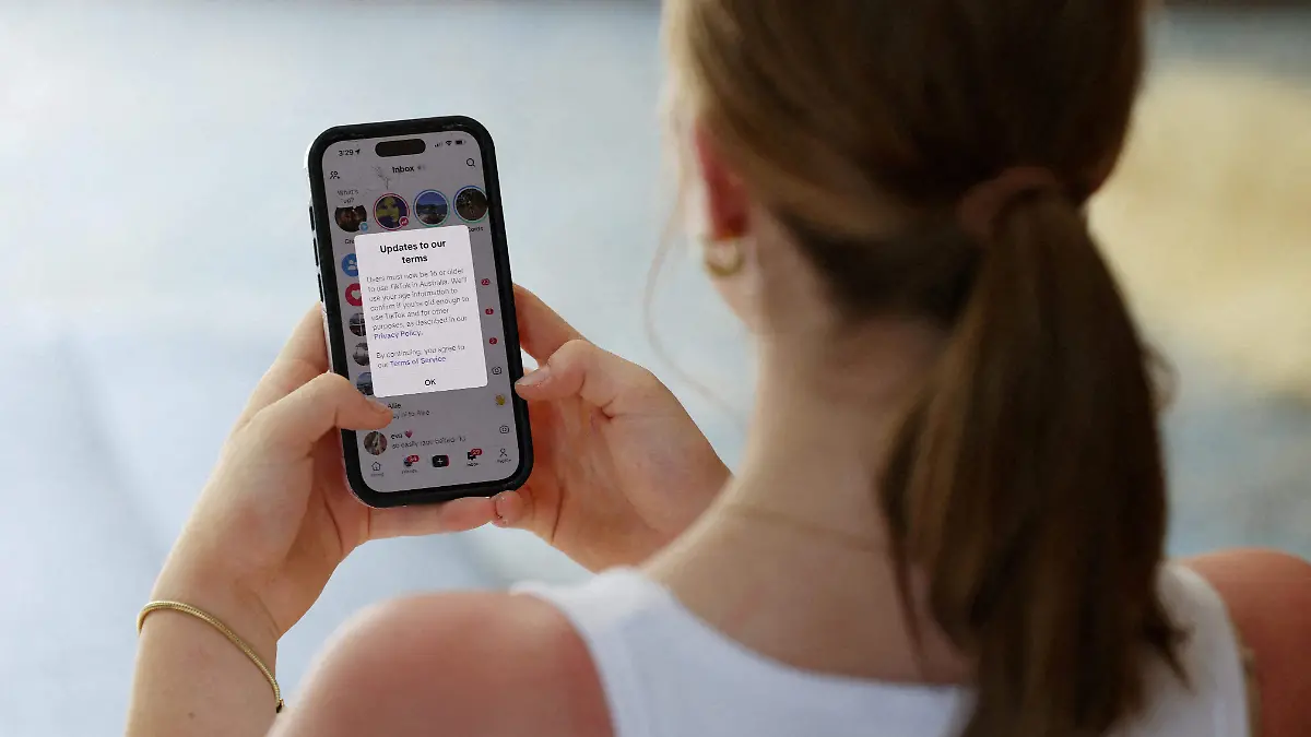 2026-01-15T113147Z_1832969275_RC2HDIARYHNX_RTRMADP_3_AUSTRALIA-SOCIALMEDIA