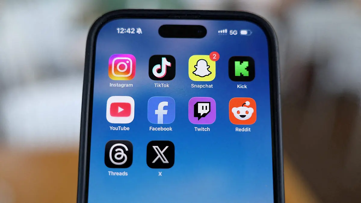 2026-01-27T094908Z_1686426464_RC2QCIAJZZAQ_RTRMADP_3_INDIA-SOCIALMEDIA-CHILDREN