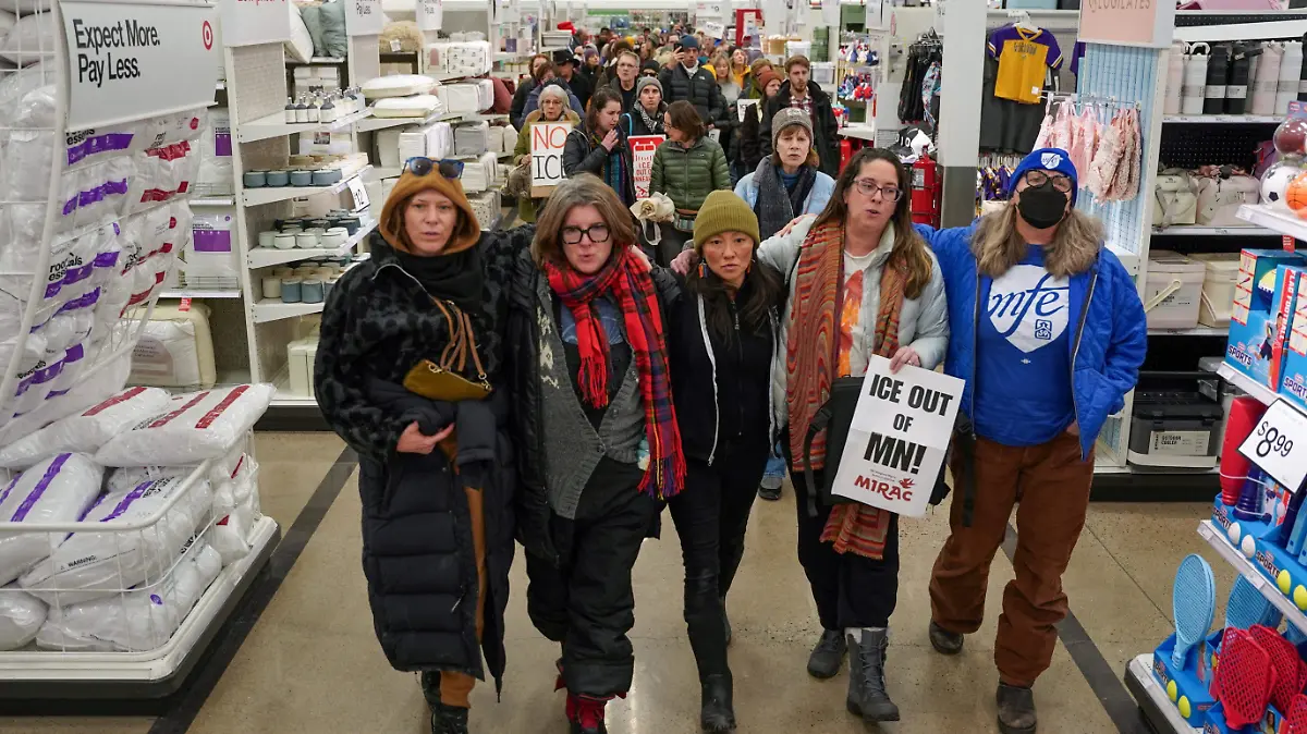 2026-01-31T194836Z_1650437849_RC2ICJACI7LZ_RTRMADP_3_USA-TRUMP-MINNESOTA