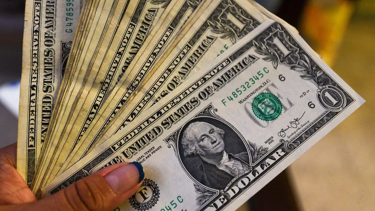 1038676_Precio del dólar baja_web