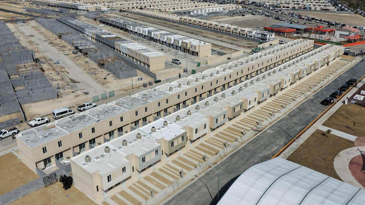 Sheinbaum encabeza entrega de viviendas en Nuevo León y fija meta ...