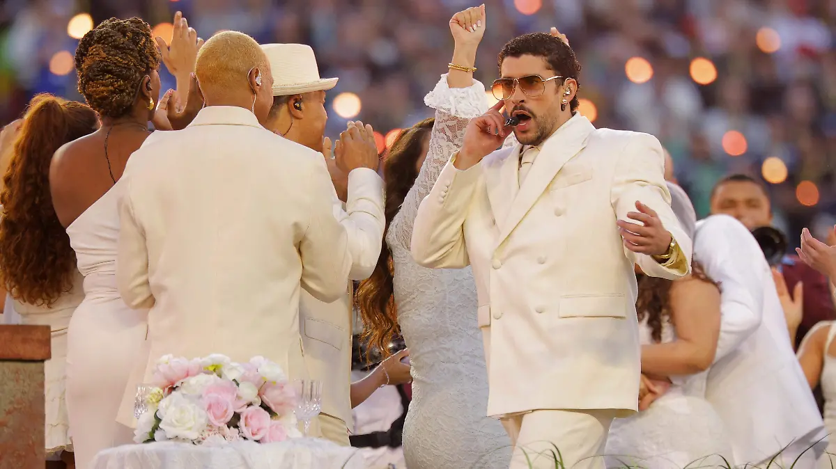 2026-02-09T013102Z_1202572187_UP1EM29047O86_RTRMADP_3_FOOTBALL-NFL-SUPERBOWL-HALFTIME