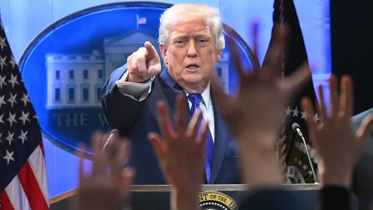 AFP__20260220__98EB9D2__v2__HighRes__TopshotUsPoliticsCourtTariffTrumpBriefing