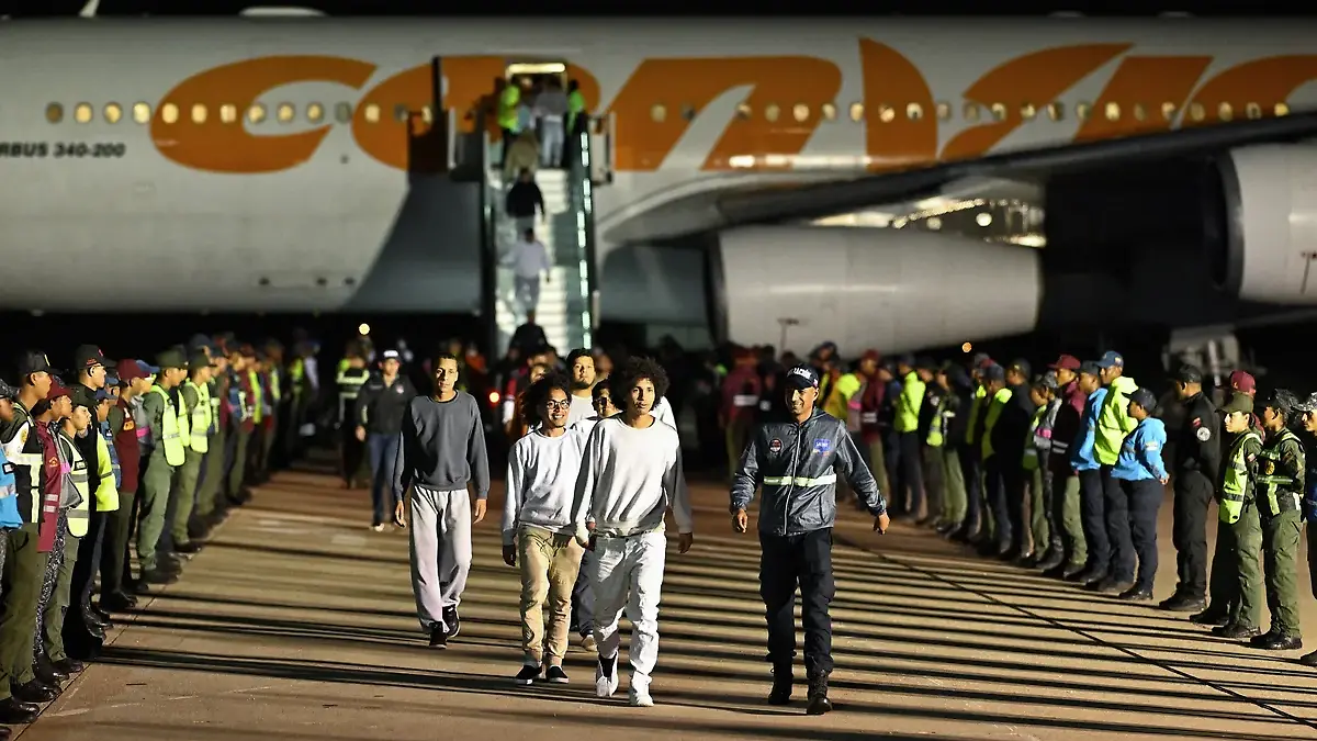 VENEZOLANOS VUELVEN A SU PAIS afp