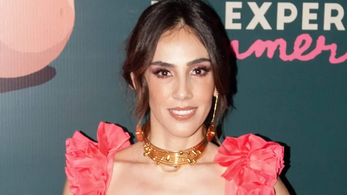 822947_Alfombra Roja Exposición FRIDA_impreso