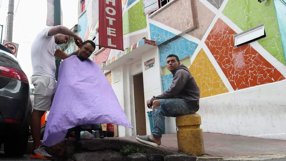 DETIENEN A EXTRANJEROS POR VENDER EN LA CALLE ivonne rodriguez (1)