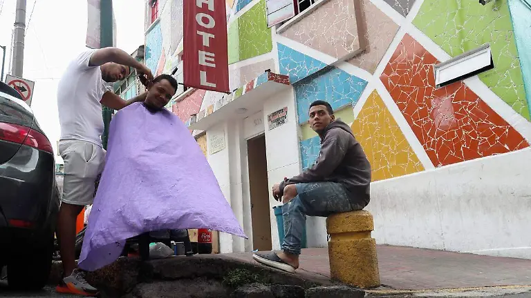 DETIENEN A EXTRANJEROS POR VENDER EN LA CALLE ivonne rodriguez (1)