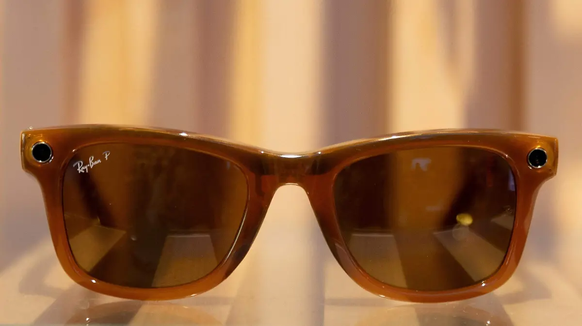 2026-02-19T140320Z_860552324_RC2B7AAX4RW6_RTRMADP_3_ESSILORLUXOTTICA-DELFIN-M-A