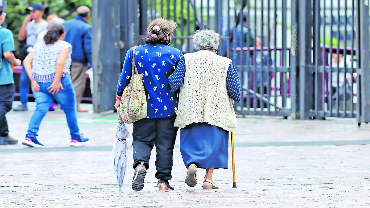 MUJERES CUIDADORAS roberto hernandez (4)_CMYK (1)