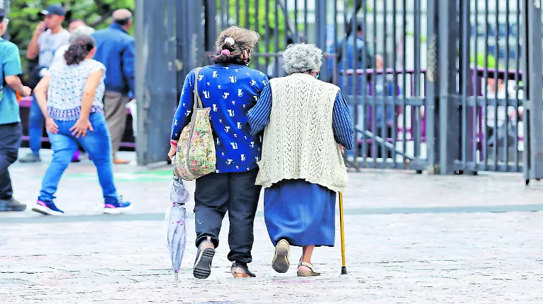 MUJERES CUIDADORAS roberto hernandez (4)_CMYK (1)