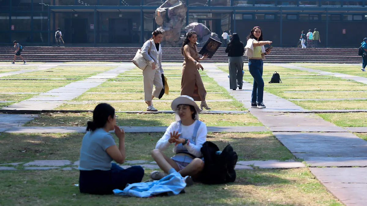 SE MATRICULAN MAS MUJERES EN CARRERAS PEOR PAGADAS 
