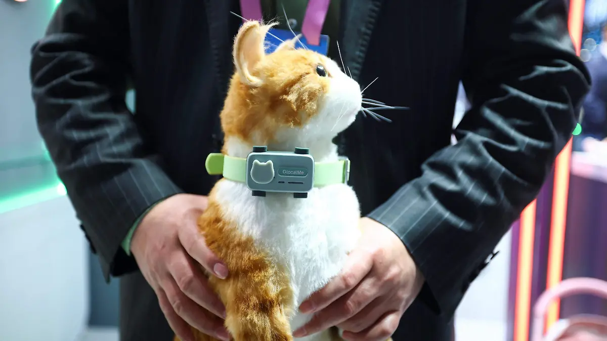 02 CHICA 2026-03-02T180809Z_189235176_RC2EWJAWNGNZ_RTRMADP_3_TECH-CONFERENCE-MWC-PETPHONE