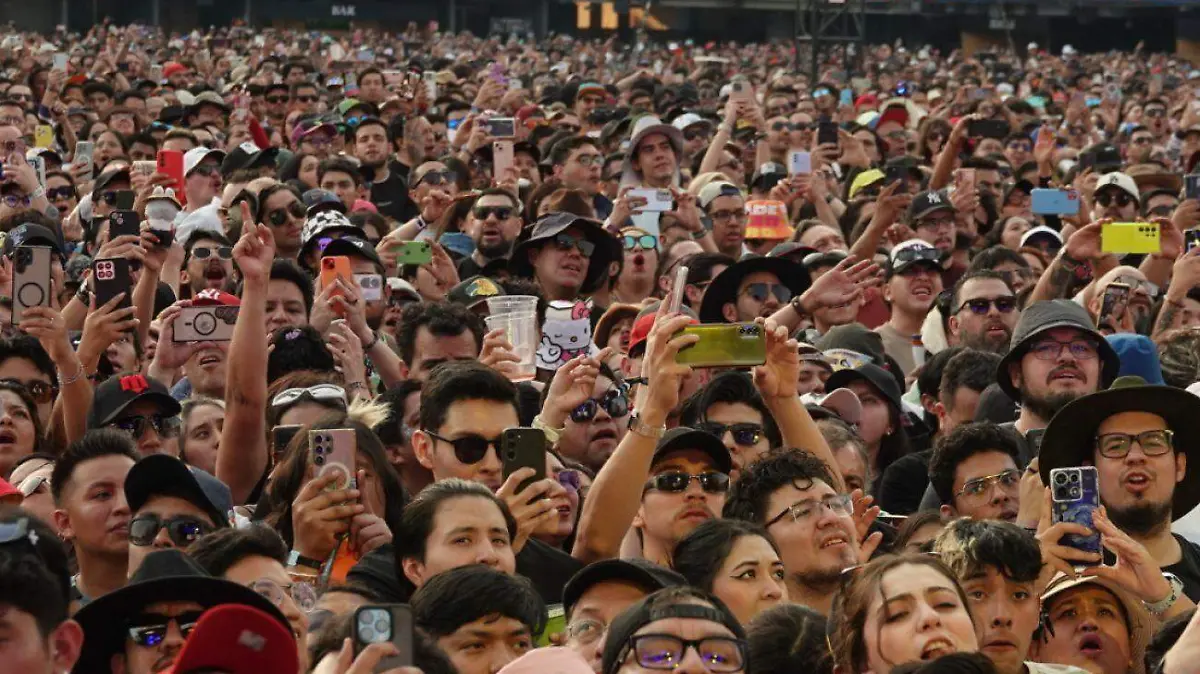 1023932_Asistentes Domingo Vive Latino_web