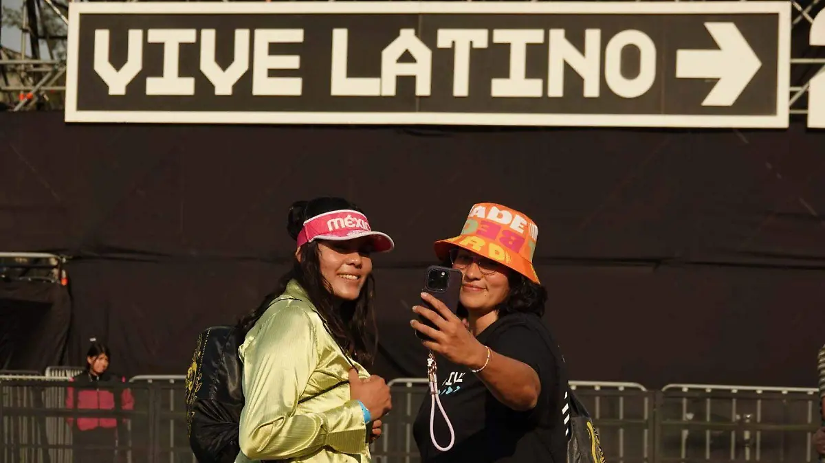 1023903_Asistentes Domingo Vive Latino_web