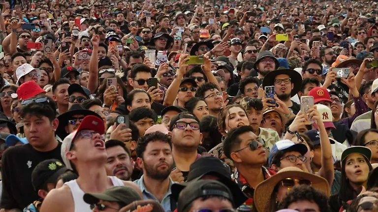 1023932_Asistentes Domingo Vive Latino_web