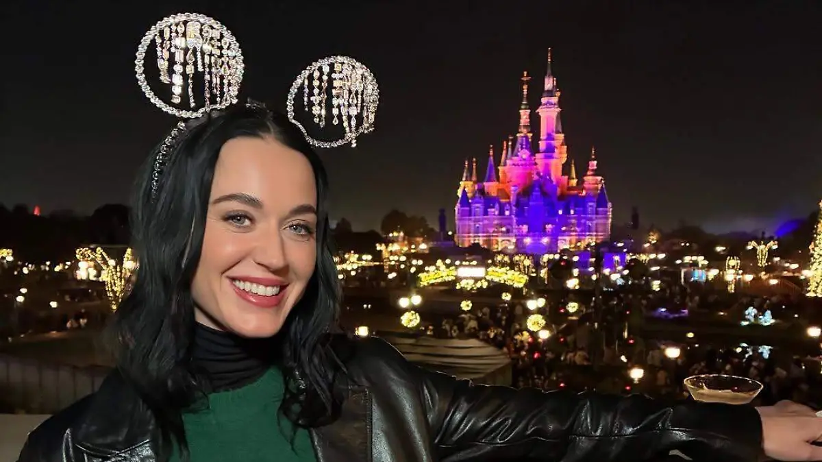 How I spent my Thanksgiving on The Lifetimes Tour ❤️ Thank you @shanghaidisneyresort for making 