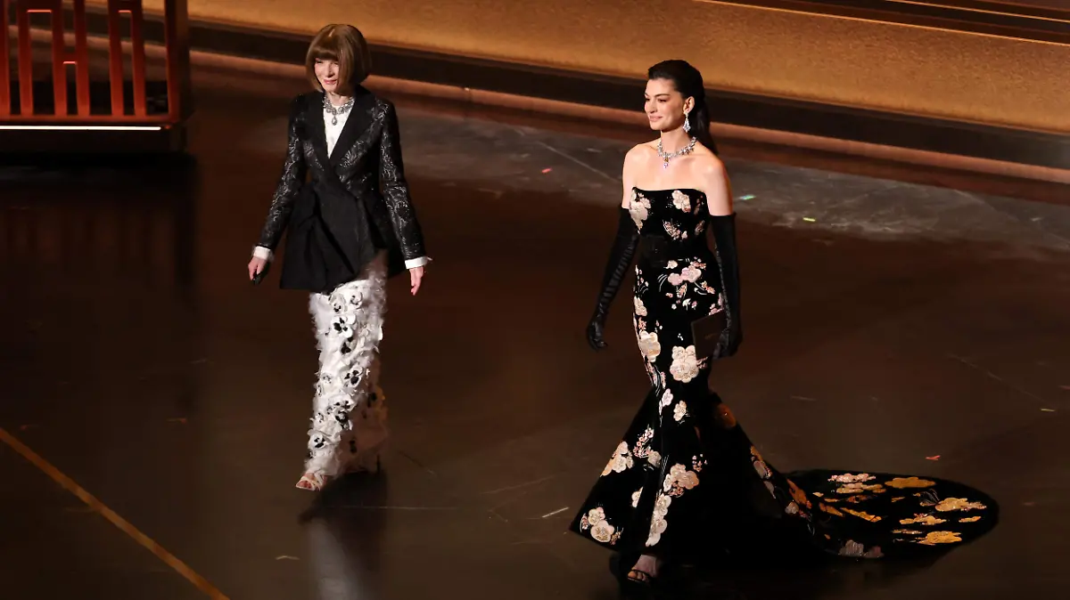 Anna Wintour and Anne Hathaway