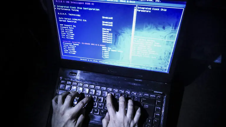 6151836-Oficinistas Computadoras trabajadores (8)