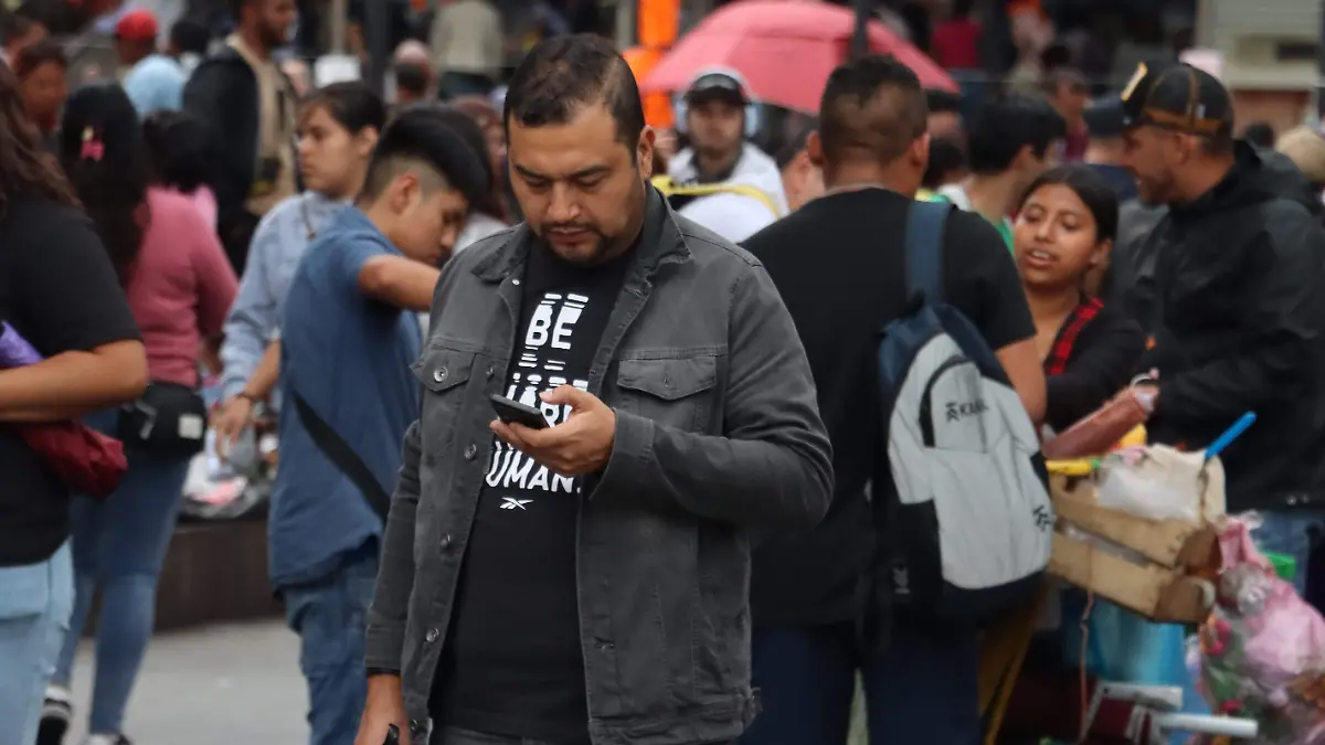 HABLANDO-CON-CELULAR-romina solis-16