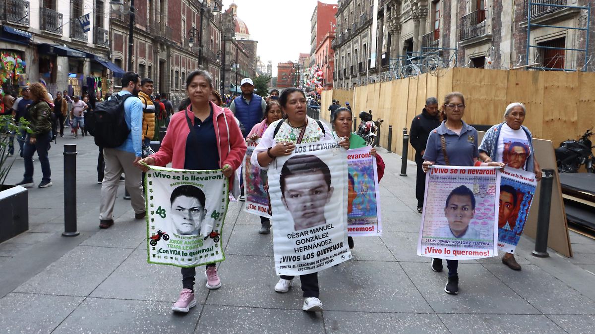 AYOTZINAPA: NUEVA OFENSIVA FAMILIAR CONTRA AMLO