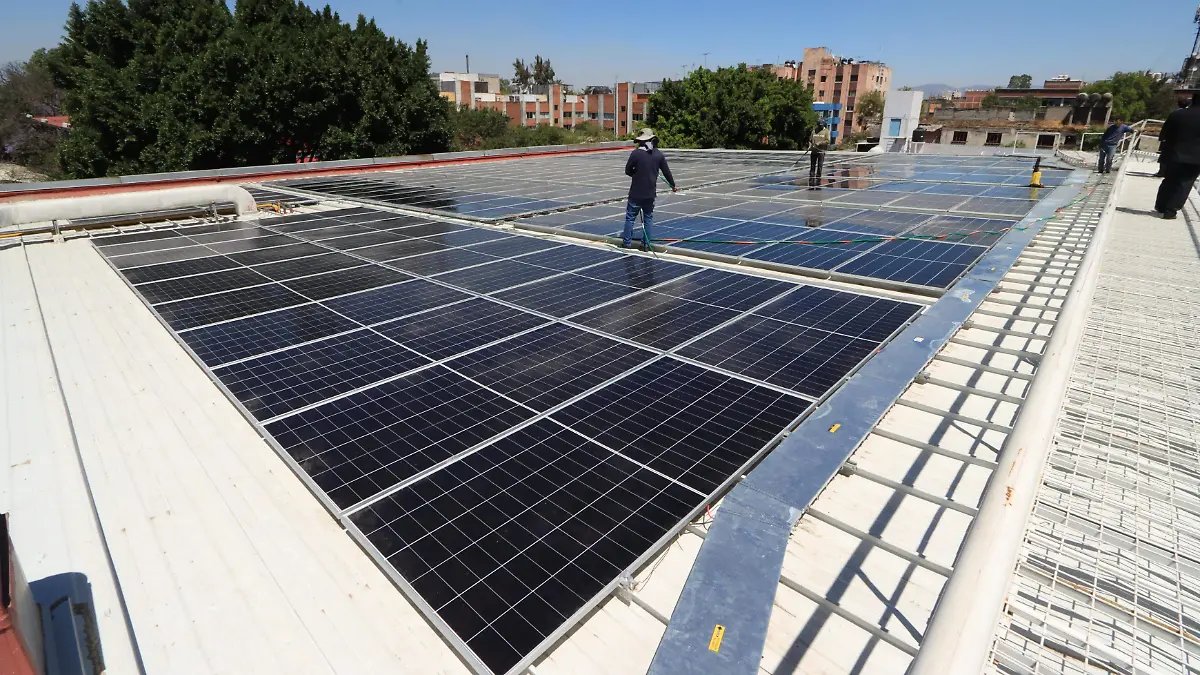 Inauguración de paneles solares OEM