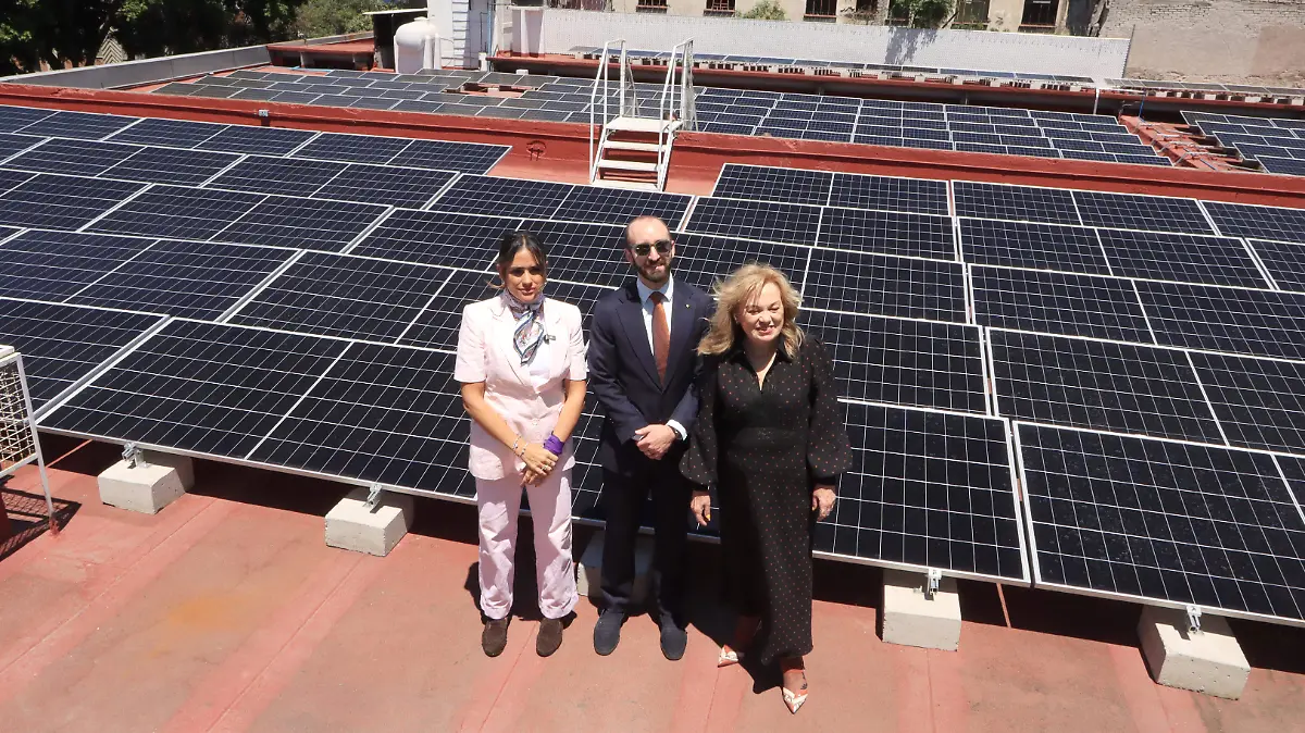 Inauguración de paneles solares en OEM