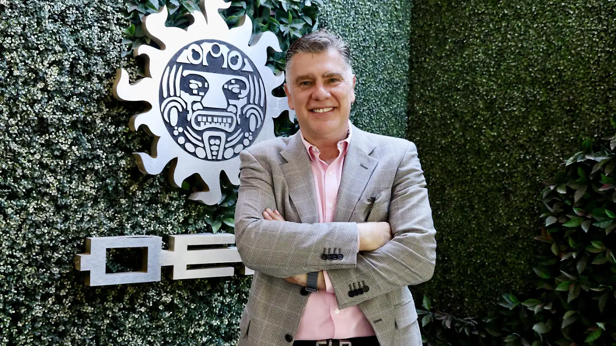 Charles Louis De Leschevin durante inauguración de paneles solares en OEM