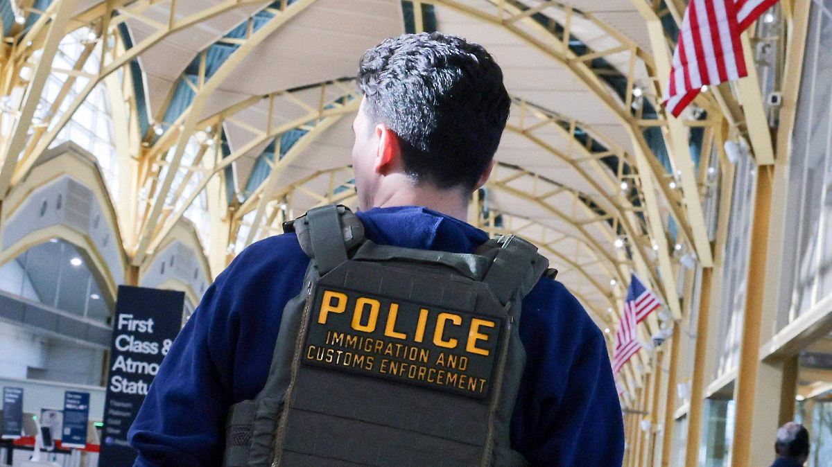 CAZA DE MIGRANTES EN AEROPUERTOS DE EU