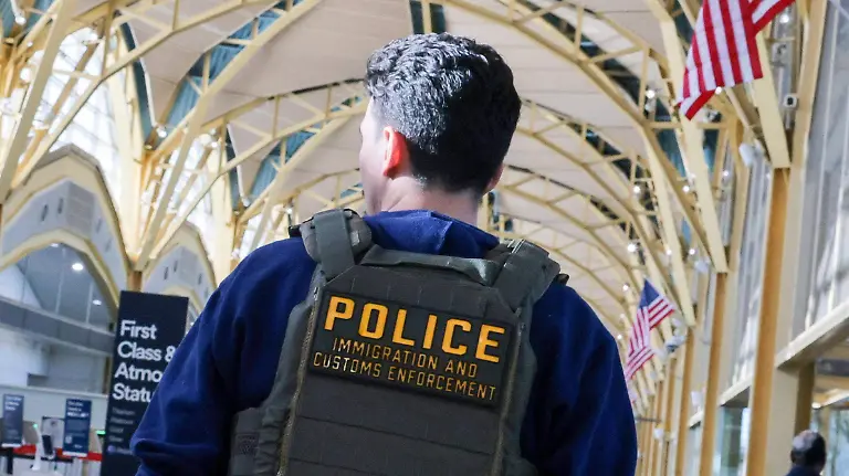 2026-03-24T222612Z_1477786852_RC29BKAIZZUG_RTRMADP_3_USA-TRUMP-AIRPORTS