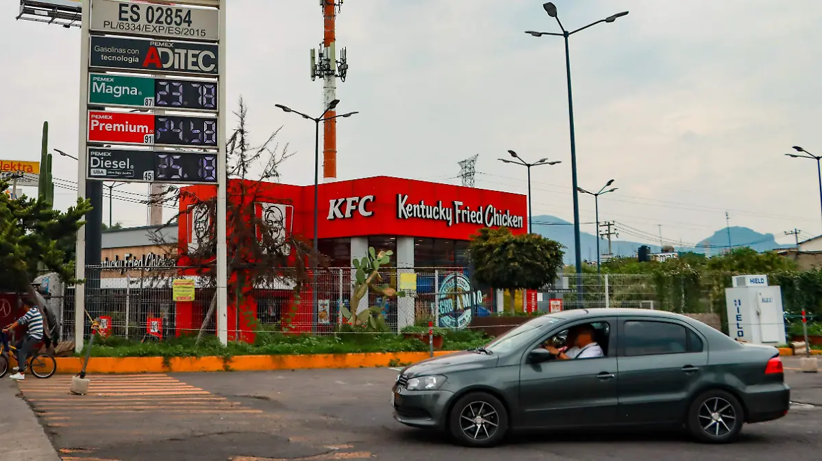 6136883-Precio de la gasolina-1