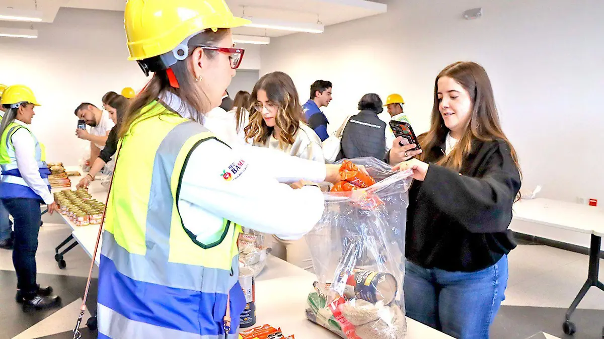 Los invitados a la inauguración elaboraron despensas que aporta Fundación PepsiCo a la Red BAMX